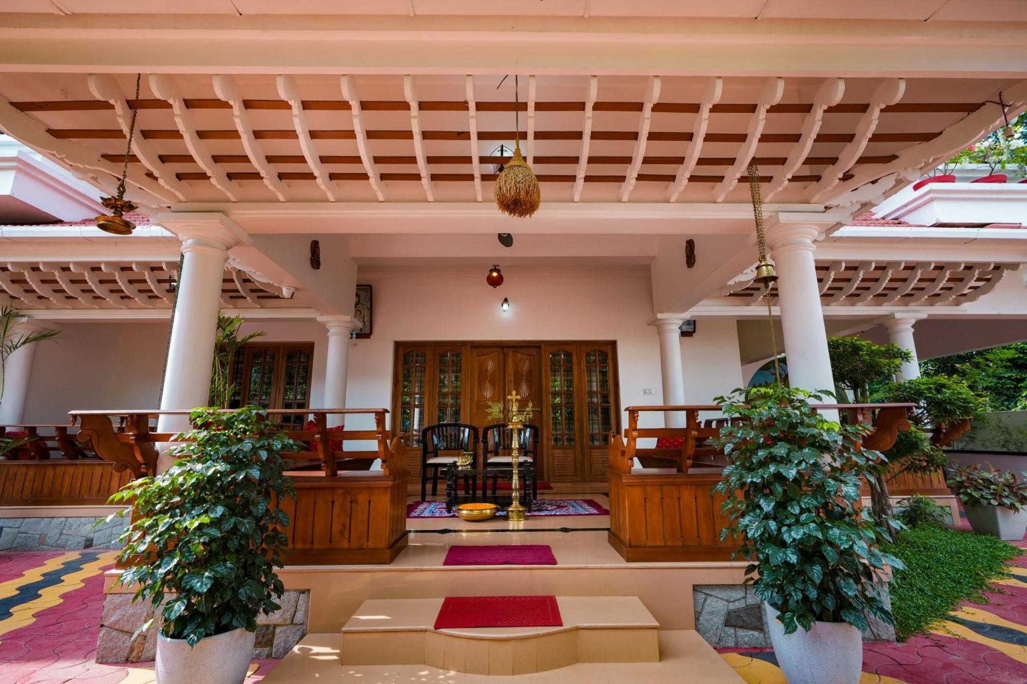 Parudeesa - Heavenly- Luxurious Palace Look-Near Cbd - Kerala - India With Breakfast Kāladi Extérieur photo